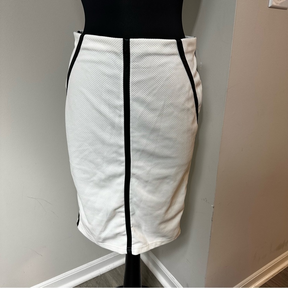 NWOT Valia White Pencil Skirt in Size Large